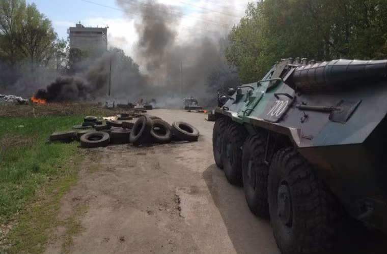 Lực lượng Tự vệ Slavyansk bắt đầu đốt bánh xe để cản đường tiến của lực lượng bọc thép Ukraine.