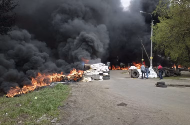 Người biểu tình đốt bánh xe ở thành phố Slavyansk nhằm cản bước Quân đội Ukraine.