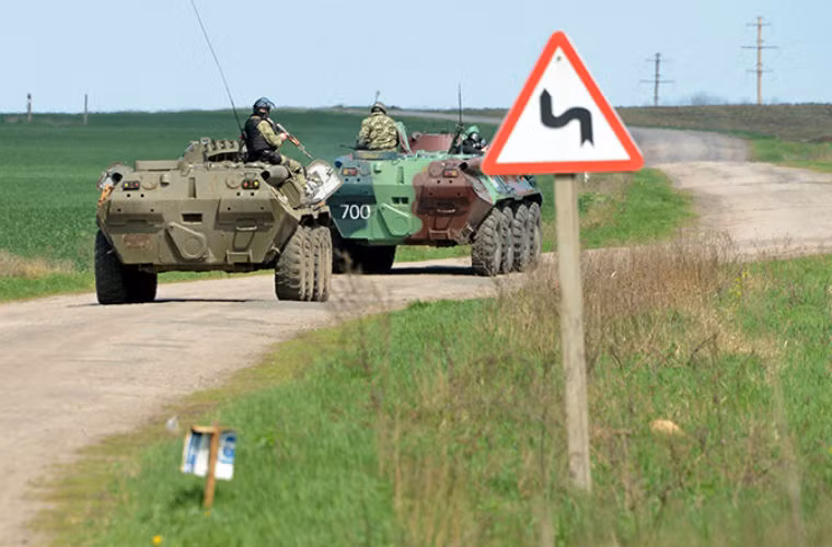 Quân đội Ukraine chia làm nhiều mũi tiến về phía thành phố Slavyansk. Chiến dịch lần này có sự tham gia của cả lực lượng xe bọc thép và máy bay trực thăng cũng như các lực lượng đặc nhiệm.