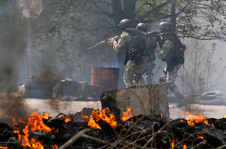 Lực lượng đặc nhiệm Ukraine đang kiểm tra một điểm kiểm soát bị người biểu tình bỏ trống.