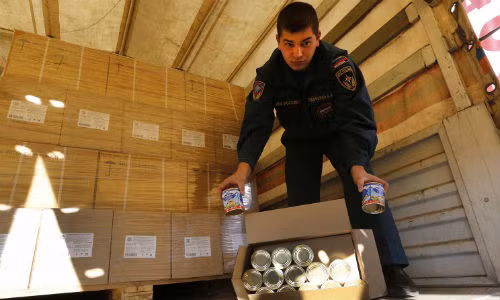 Hàng cứu trợ của Nga được chuyển đến Ukraine.