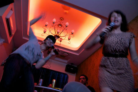 Du khách hát karaoke ở Trung Quốc cần cẩn thận với những nhóm "cò mồi".