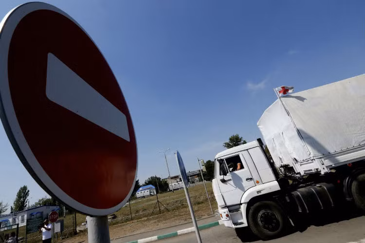 “Khó mà chịu được các thủ tục vô lý của phía Ukraine. Tất cả những cớ nhằm trì hoãn việc bàn giao hàng cứu trợ đến người dân ở miền đông đều đã kết thúc. Phía Nga đã ra quyết định hành động. Đoàn xe chở hàng cứu trợ của chúng tôi bắt đầu tiến về Lugansk”, Bộ Ngoại giao Nga tuyên bố vào ngày 22/8.