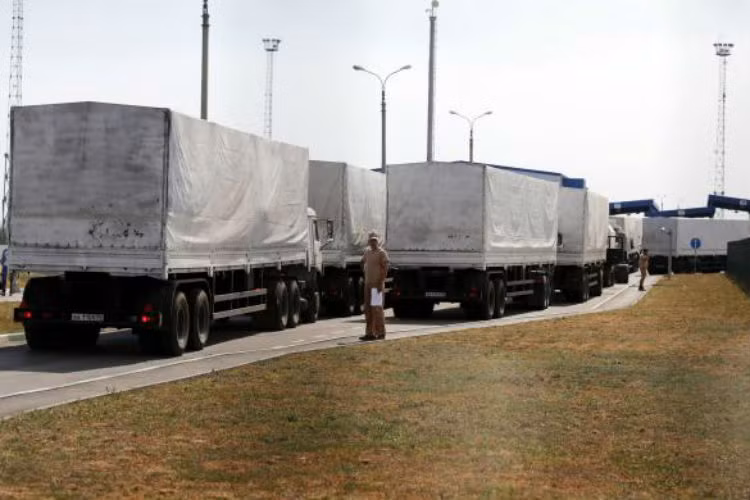 Theo lực lượng ly khai, những chiếc xe tải đầu tiên đã tới Lugansk.