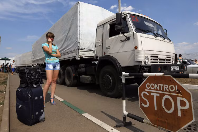 Xe cứu trợ của Nga tiến vào Lugansk.