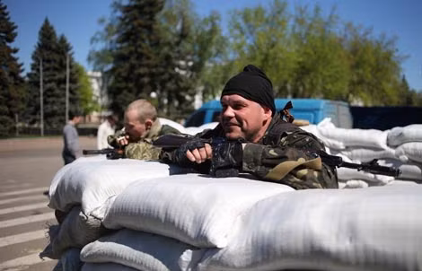 Thành viên trong lực lượng dân quân tự vệ của người biểu tình miền đông.