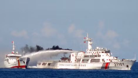 Tàu Trung Quốc dùng vòi rồng tấn công tàu Việt Nam thực thi nhiệm vụ.