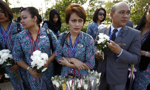 Thành viên phi hành đoàn chuyến bay chở thi thể hành khách Malaysia về nước.