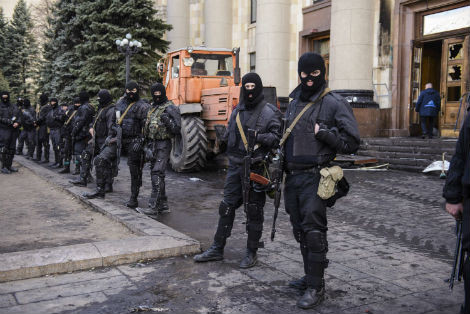 Lực lượng cảnh sát đặc biệt của Ukraine trước tòa thị chính Kharkov sau khi đẩy lui người biểu tình.