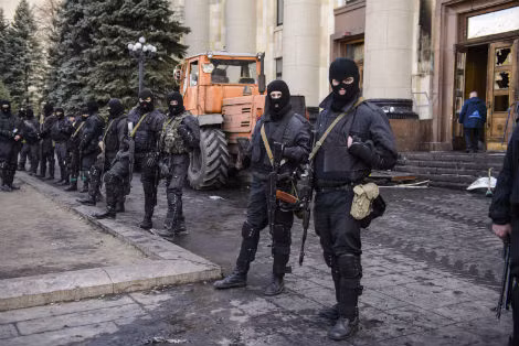 Lực lượng cảnh sát đặc biệt của Ukraine trước tòa thị chính Kharkov sau khi đẩy lui người biểu tình.