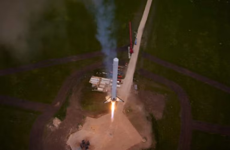 Vụ phóng tên lửa Falcon 9 của Mỹ được chụp lại từ máy bay không người lái.