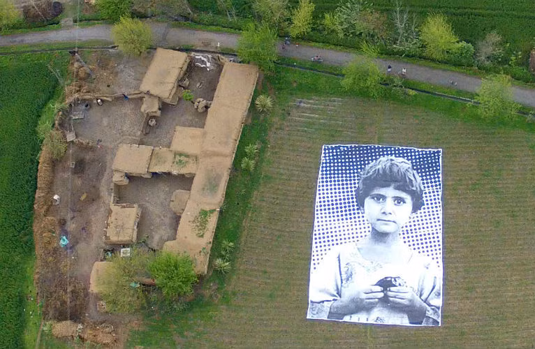 Tranh cổ động của 1 nhóm nhân quyền ở Pakistan được chụp từ trên cao.