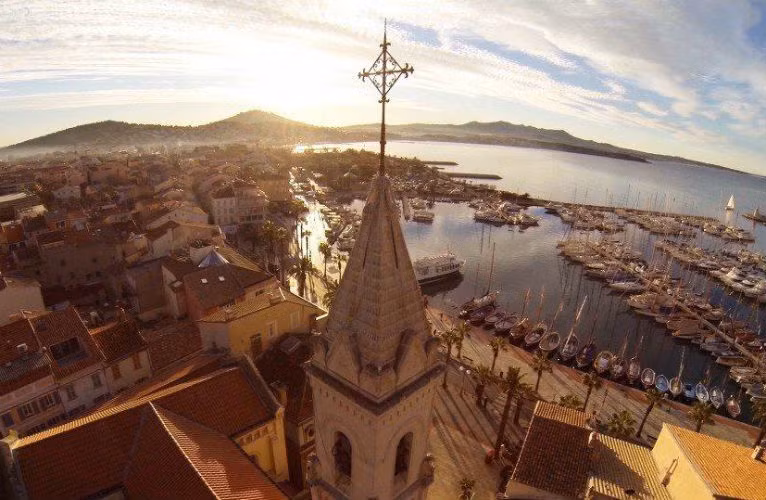 Bức ảnh nhà thờ chụp ở miền đông nam nước Pháp.