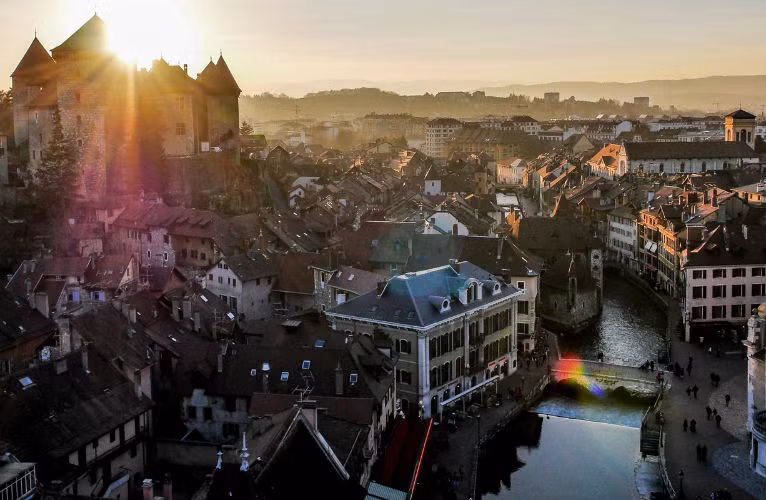 Bức ảnh đạt giải 3 trong cuộc thi ảnh của trang Dronestagram là bức ảnh chụp hoàng hôn tại thành phố Annecy của Pháp.