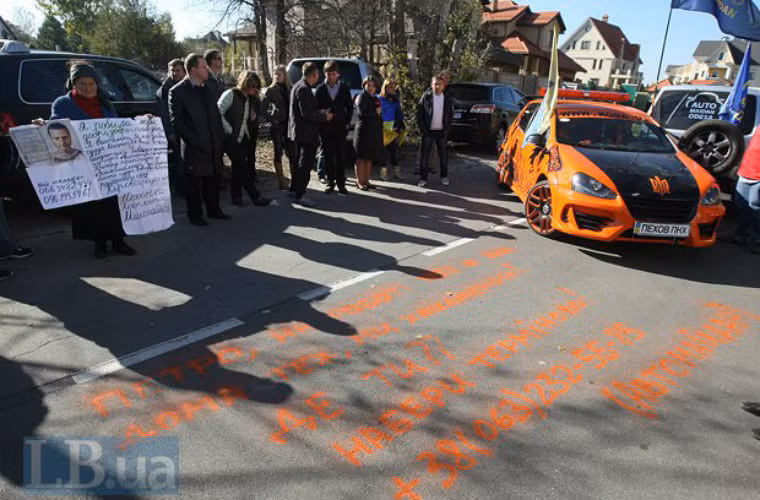 Các lời hứa của ông Poroshenko được in lên mặt đường.