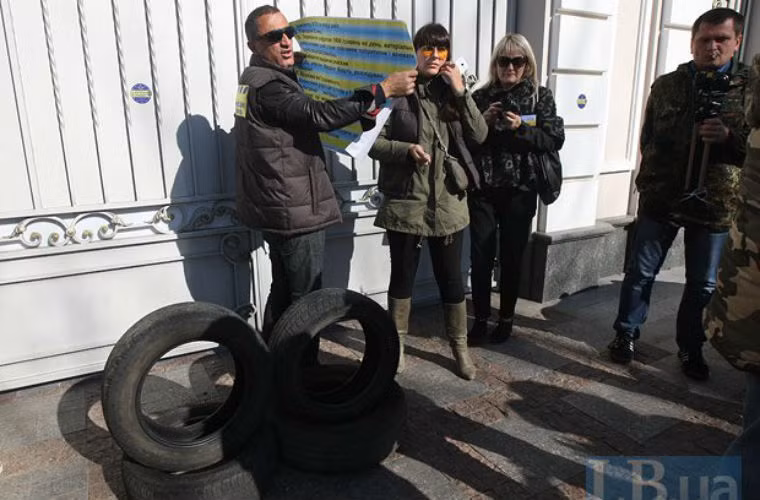 Người biểu tình với danh sách các lời hứa mà ông Poroshenko chưa hoàn thành.