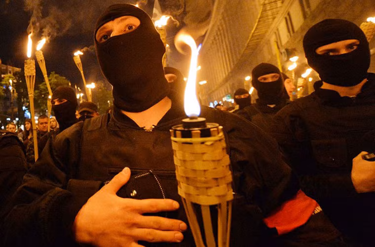 Ngay sau đó, nhóm cực hữu này đã bị lực lượng Tự vệ Maidan ngăn cản tại hàng rào trước cửa Bưu điện Trung tâm Kiev.