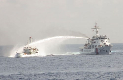 Tàu Trung Quốc bắn vòi rồng vào tàu Việt Nam.