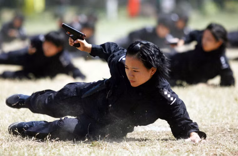 Nữ cảnh sát Trung Quốc trong quá trình huấn luyện.