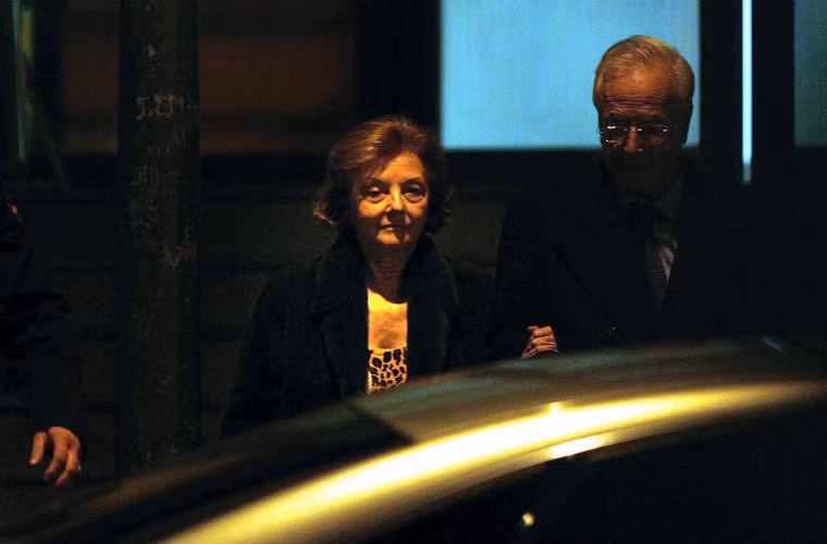 Bà Isabel Martinez de Peron là người phụ nữ đầu tiên nắm quyền lãnh đạo 1 quốc gia mà không phải do mang dòng máu hoàng gia. Bà nắm quyền lãnh đạo Arghentina sau khi chồng bà Juan Peron qua đời. Bà bị lật đổ sau 1 cuộc chính biến năm 1976.