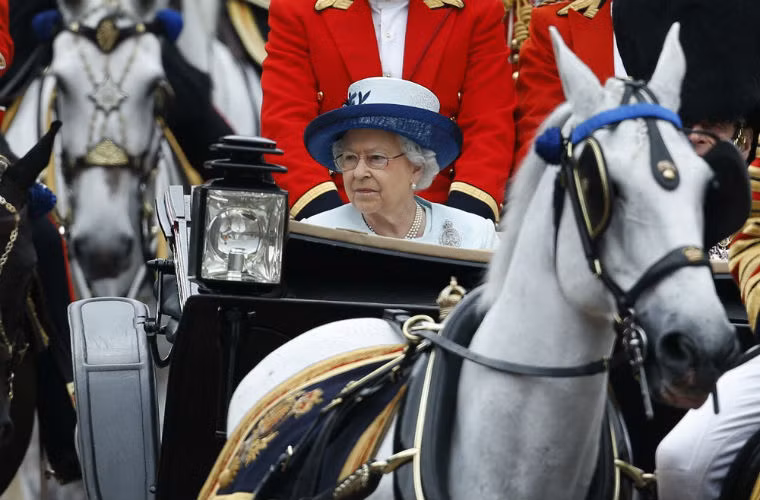 Nữ hoàng Elizabeth II lãnh đạo tới 16 quốc gia, mặc dù không có thực quyền nhưng nhiều người dân vẫn coi bà là nữ hoàng của họ.