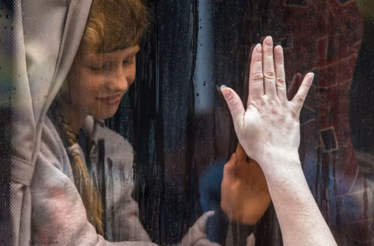 Thiếu nữ tạm biệt người mẹ trước khi di tản ra khỏi thành phố Slavyansk.