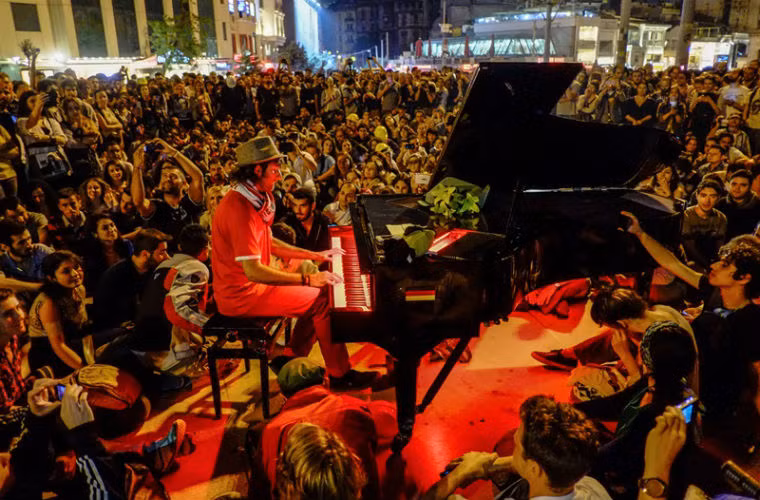 Một người đàn ông chơi piano tại quảng trường Taksim, Istanbul, Thổ Nhĩ Kỳ năm 2013.