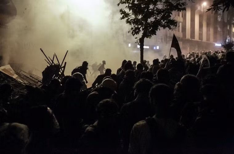 Không chỉ ghi lại những bức ảnh đáng nhớ về chiến sự Ukraine, phóng viên ảnh Andrey Stenin cũng có mặt tại nhiều điểm nóng trên thế giới. Trong ảnh là người biểu tình xung đột với cảnh sát tại quảng trường Taksim, Istanbul, Thổ Nhĩ Kỳ năm 2013.