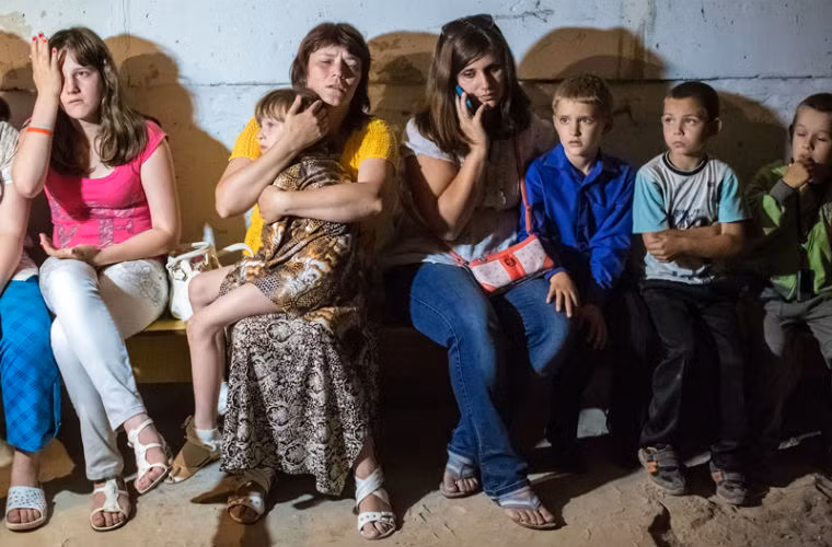 Giáo viên và học sinh một trường tiểu học ở Slavyansk dưới hầm trú ẩn tránh cuộc tấn công của Quân đội Ukraine năm 2014.