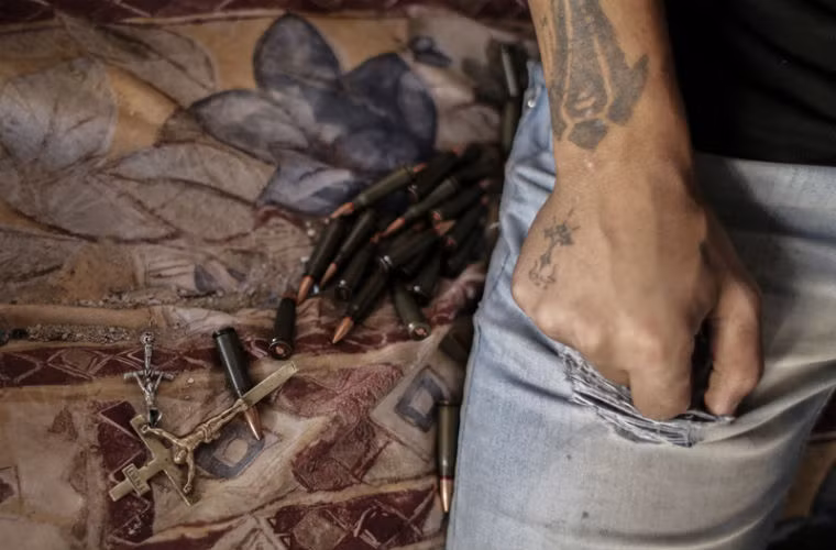 Chiến binh phe đối lập xem lại số đạn tại thị trấn Maalula, Syria 2013.