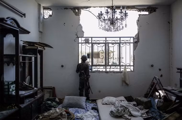 Binh sĩ Quân đội Syria tại một ngôi nhà gần Damascus, 2013.