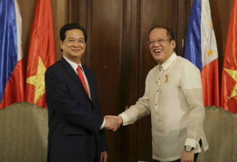 Thủ tướng Nguyễn Tấn Dũng trong cuộc gặp với Tổng thống Philippines Benigno Aquino III tại Manila ngày 21/5.