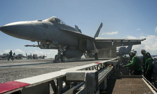 Máy bay chiến đấu F/A-18C Hornet trên boong tàu USS Carl Vinson.