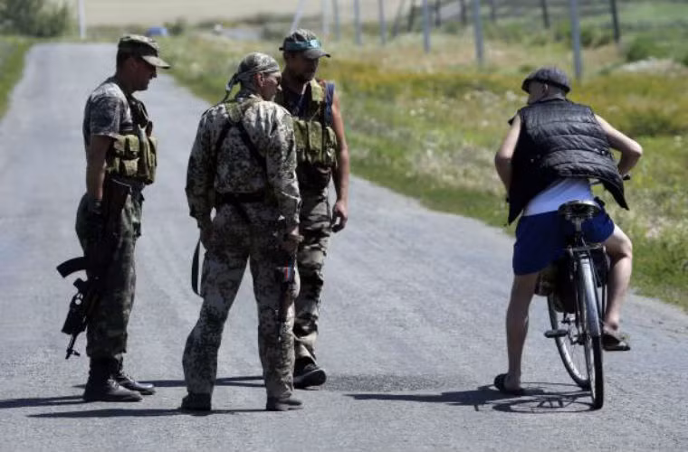 Các binh sĩ ly khai miền đông nói chuyện với người qua đường gần khu vực MH17 rơi.