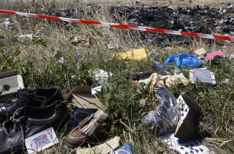 Vật dụng của các hành khách MH17 trên hiện trường.