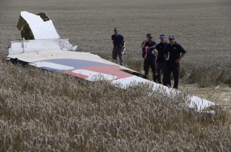 Ngày 1/8, các chuyên gia quốc tế bao gồm các chuyên gia Australia và Hà Lan bắt đầu làm việc tại khu vực MH17 rơi.