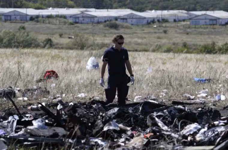 Thành viên của đội chuyên gia làm việc trên hiện trường.