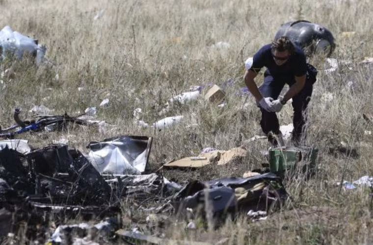 Các chuyên gia làm việc tại hiện trường MH17 rơi.
