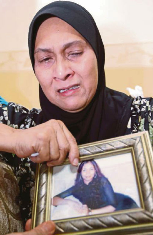 Mẹ một tiếp viên trên chuyến bay MH12 bên di ảnh của con gái.