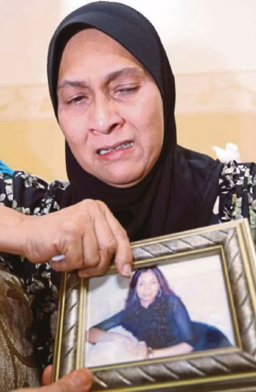 Mẹ một tiếp viên trên chuyến bay MH12 bên di ảnh của con gái.