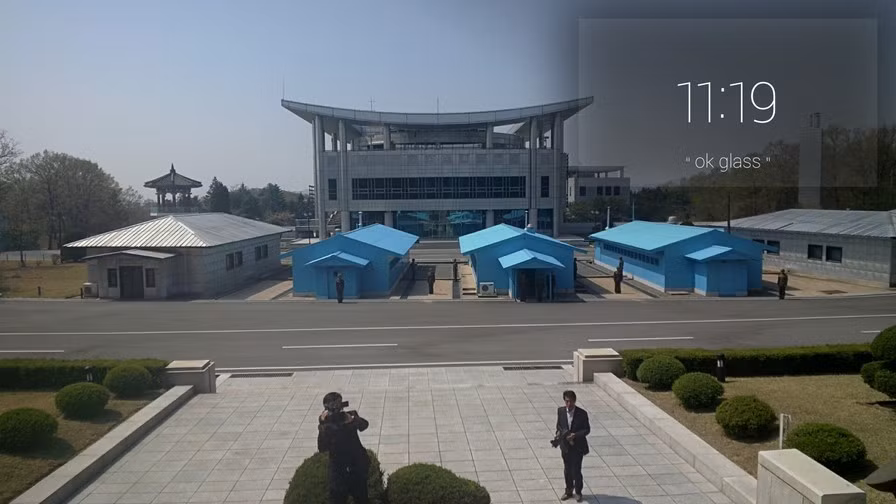Khu phi quân sự DMZ được chụp lại bằng Google Glass. Theo nhà báo Kenny Zhu, khu vực phi quân sự DMZ sử dụng điều hòa của Hàn Quốc.
