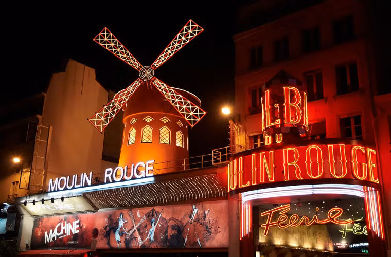 Khu phố Pigalle của thủ đô nước Pháp nổi tiếng toàn thế giới với những màn trình diễn của các vũ nữ khỏa thân Paris lừng danh, đặc biệt là ở rạp hát Moulin Rouge.