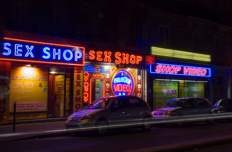 Phố Pigalle còn nổi tiếng với các cửa hàng bán đồ kích dục cũng như câu lạc bộ thoát y vũ do mại dâm bị cấm ở Pháp