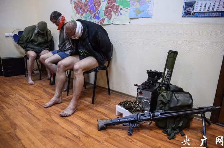 Các vũ khí trang thiết bị được 3 lính đặc nhiệm Ukraine chuẩn bị cho nhiệm vụ.