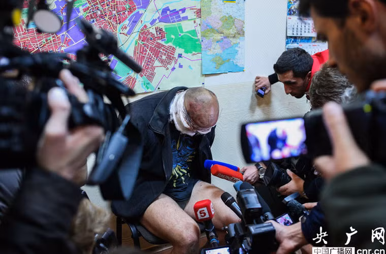 Một binh sĩ bị giam giữ trả lời câu hỏi của báo chí.