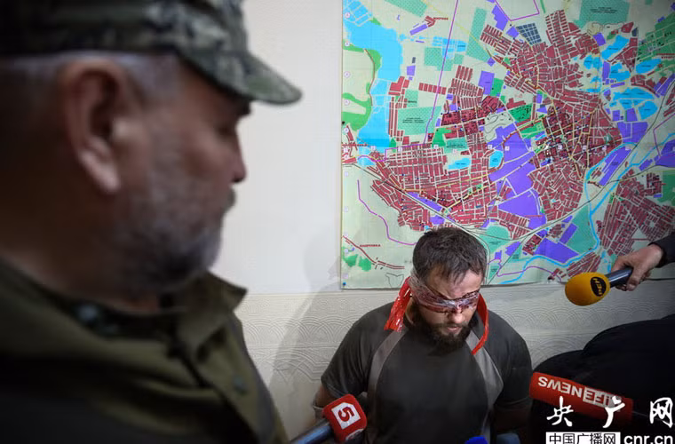 Hiện 3 binh sĩ này vẫn bị lực lượng Tự vệ Donetsk giam giữ.