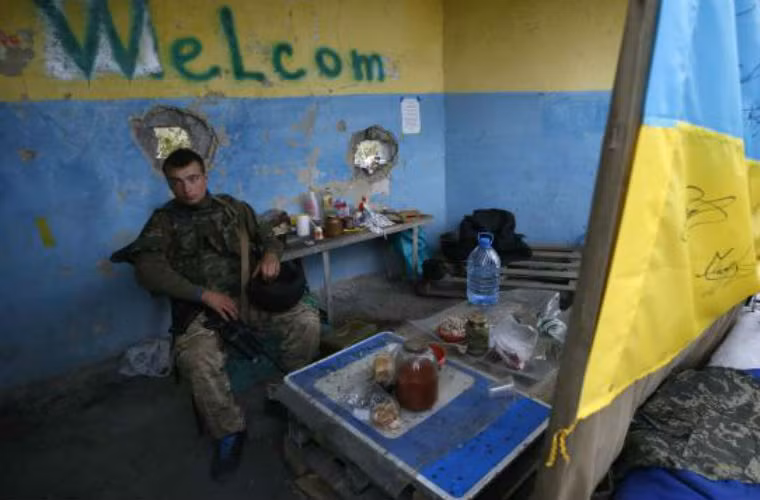 Quân nhân Quân đội Ukraine ở điểm kiểm soát gần địa điểm trao đổi tù binh gần Lugansk.