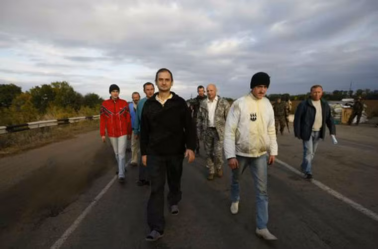 Thành viên các lực lượng vũ trang Ukraine được phía ly khai trao trả.