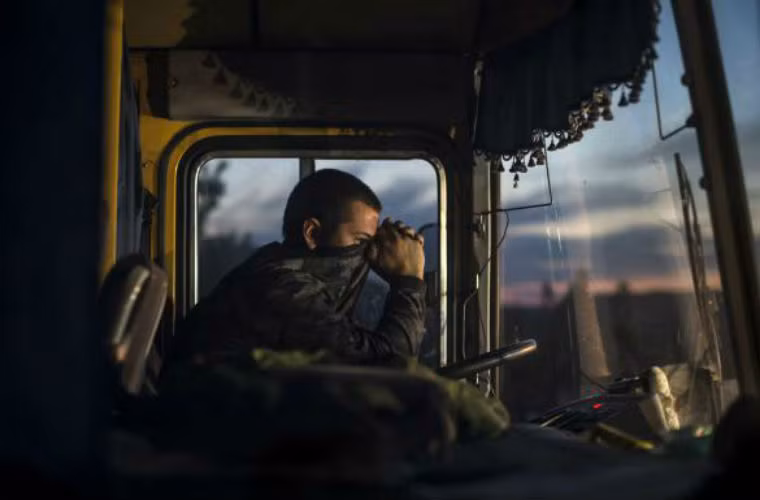 Lái xe chờ chở các tù binh được trao trả.