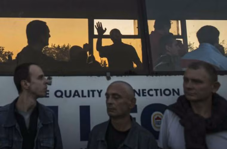 Quân nhân ly khai chờ lên xe.